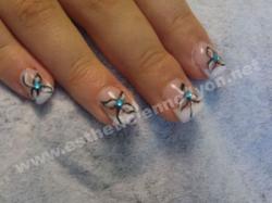 ongle en gel nails art fleurs et strass bleu