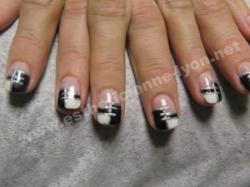 ongle en gel decoration nail art en damier noir et blanc