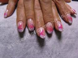 ongle en gel forme amance et nails art au pinceau