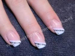 ongles en gel et french blanche en biais liseret argente et strass