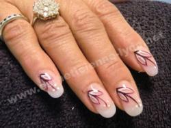 ongles gel forme amande et nail art feuille au pinceau