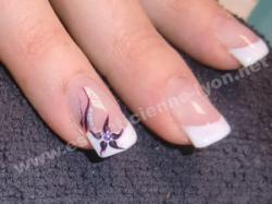 ongle gel french blanche et decorn main en gel