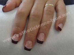 ongle en gel french couleur bordeau surlignée