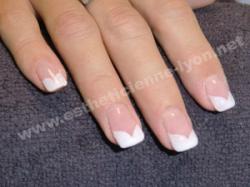 ongle gel french blanche effet coeur