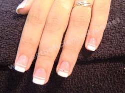 ongle en gel decor french blanche et liseret et petits strass