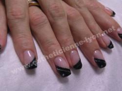 ongle en gel french en biais noire surlignee de gel gris argent